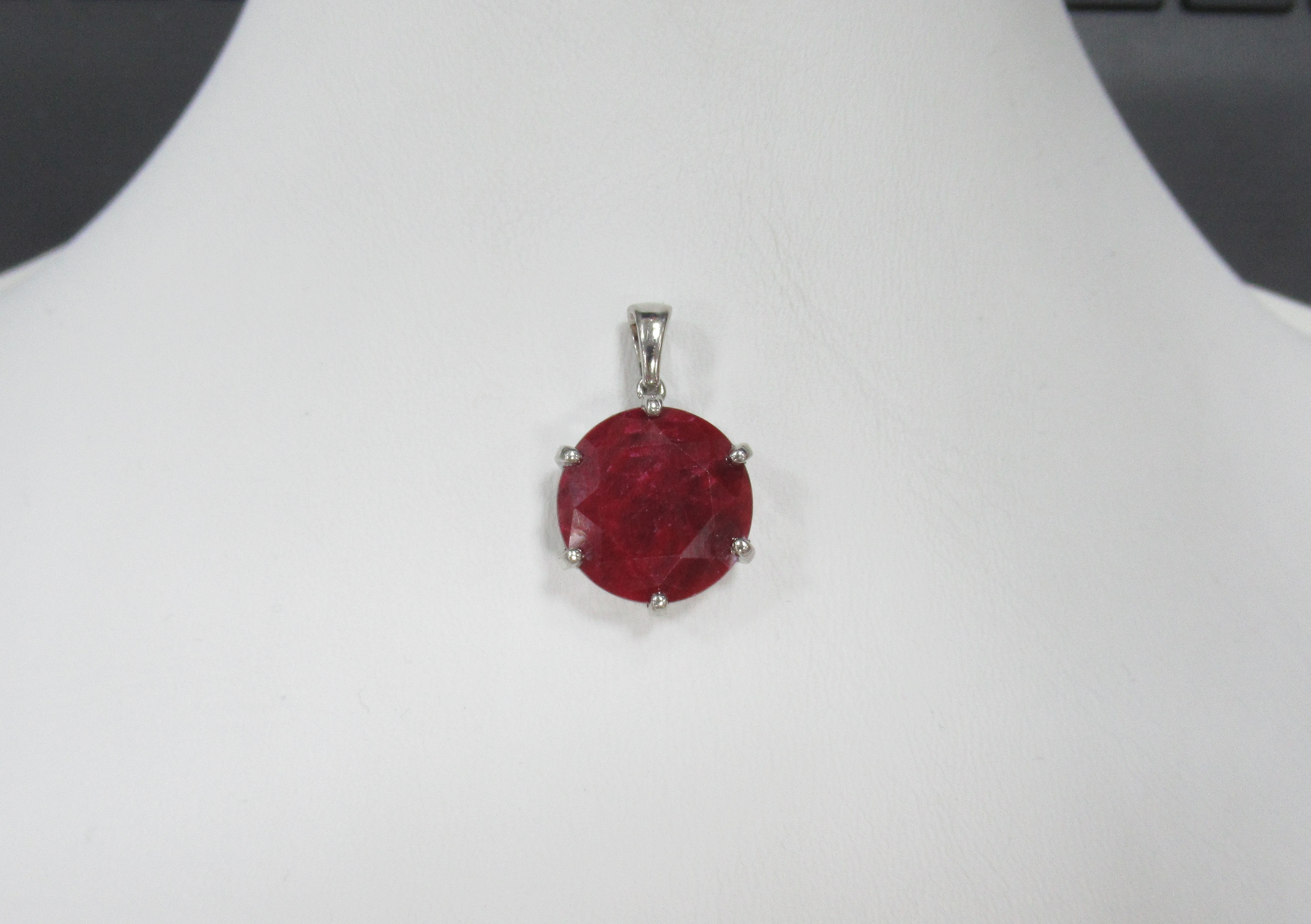 Серебряная подвеска с корундом